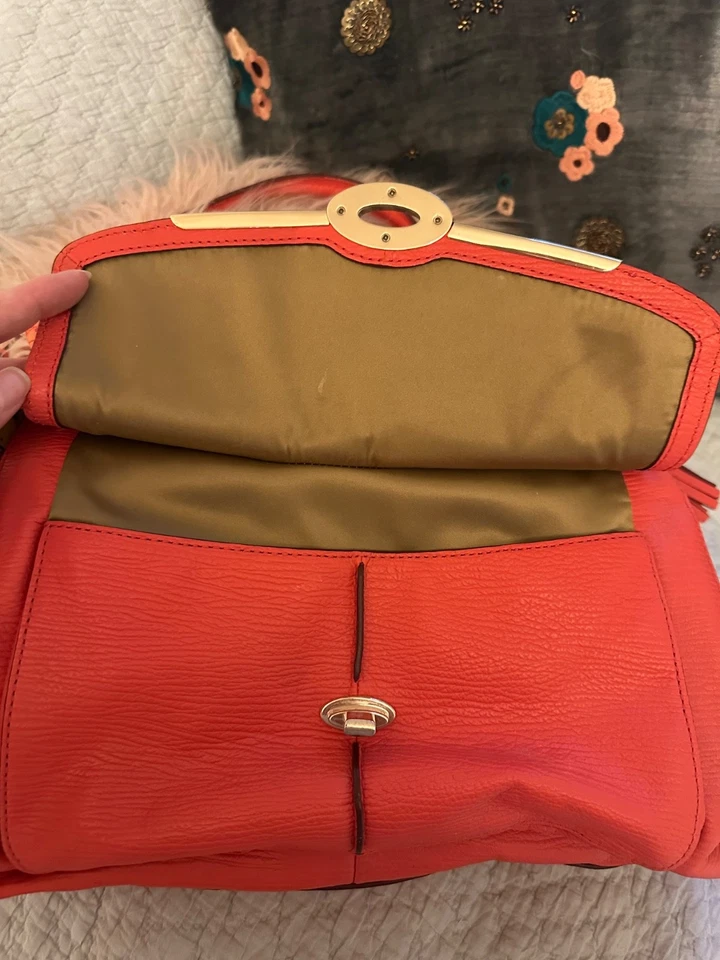 Cartera Coach Madison Pinnacle Carrie in Love Me roja/coral con bufanda de seda usada en excelente estado Foto 2 de 4