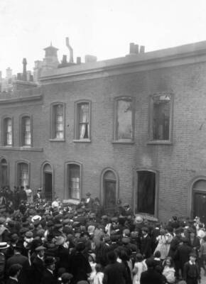 Crowds outside house Shoreditch, London, bombed zeppelin raid duri - 1915 Photo