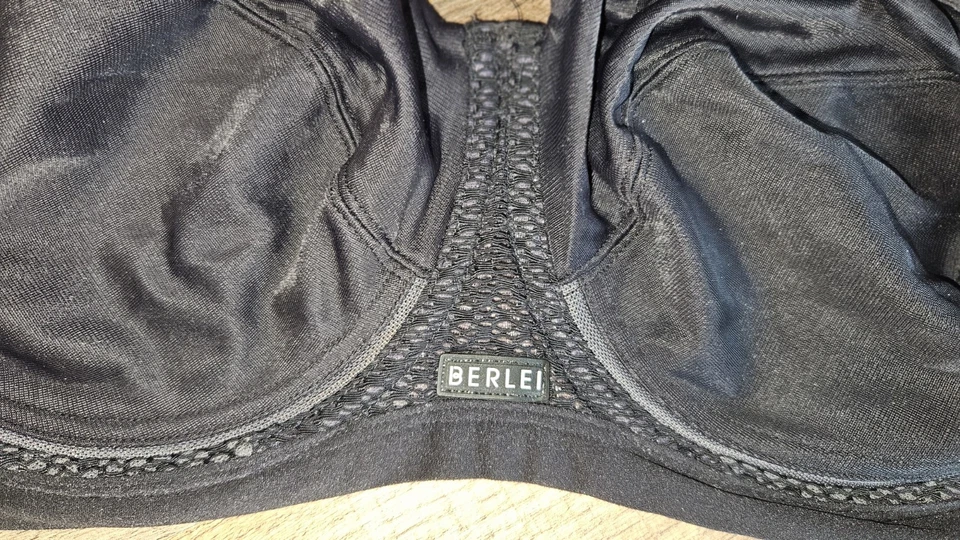 Berlei Women's High Performance Smooth Bra Black  32I - Image 2 of 4