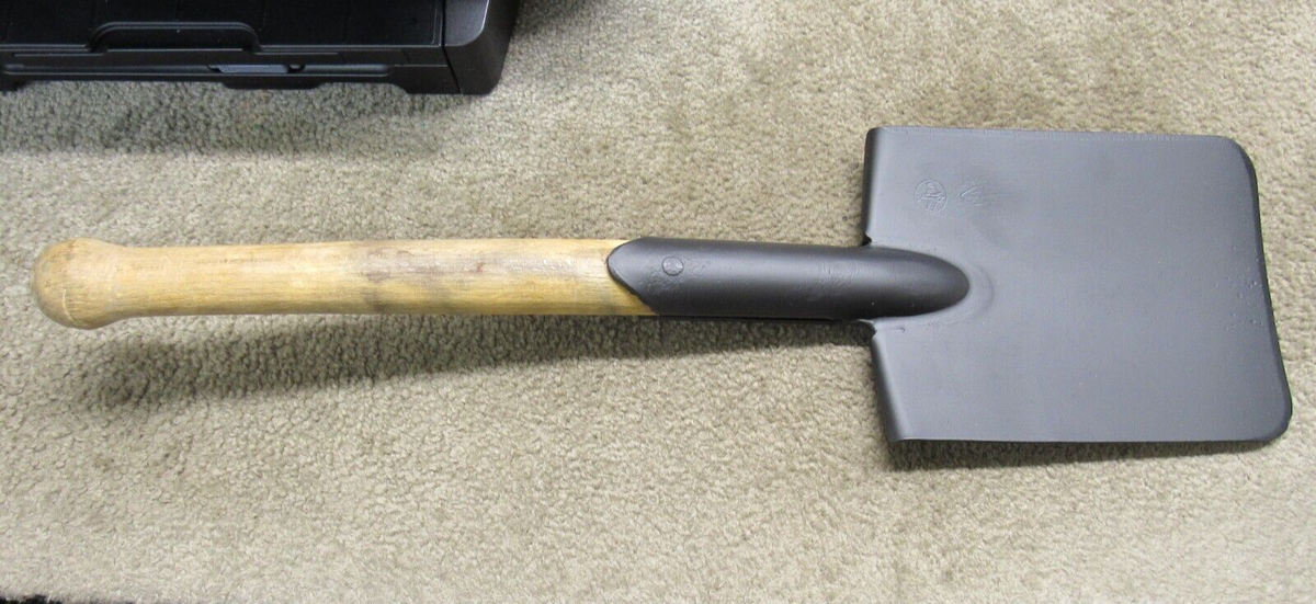 D.S.T. - Fünfundzwanzig Early East German Shovel GDR NVA Fixed Handle w/ Bat Logo Original