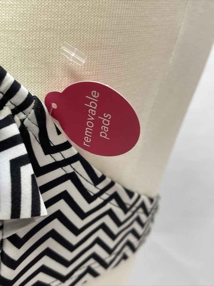 Top de bikini Chevron con volantes grandes Xhilaration negro/blanco almohadillas extraíbles para mujer Foto 3 de 4