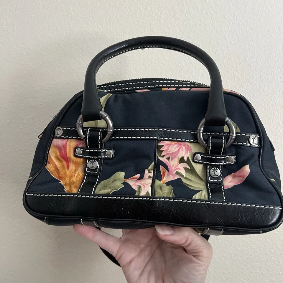 Bolsa de mão Tommy Bahama Santiago estampa tropical tecido e couro preto - Imagem 3 de 4