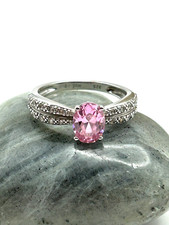 1 Pink and 28 clear quartz gemstones on 925 sterling ring. Size 7