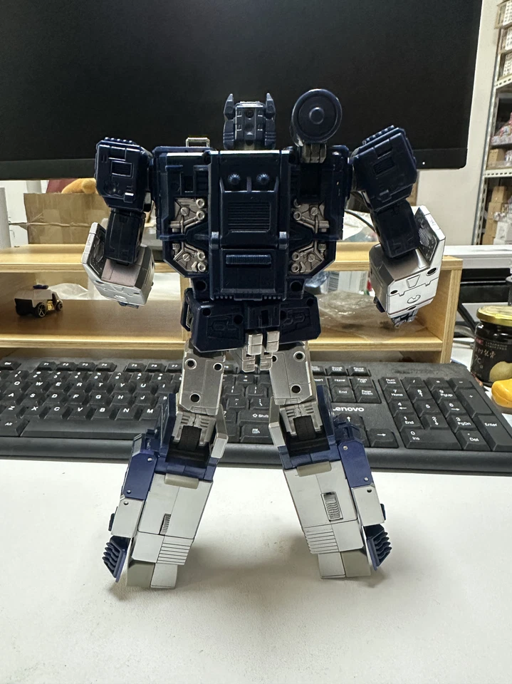 Masterpiece MP13 Soundwave Cassette Laserbeak 10“ Action Figure Toy New in Box - Image 3 of 4