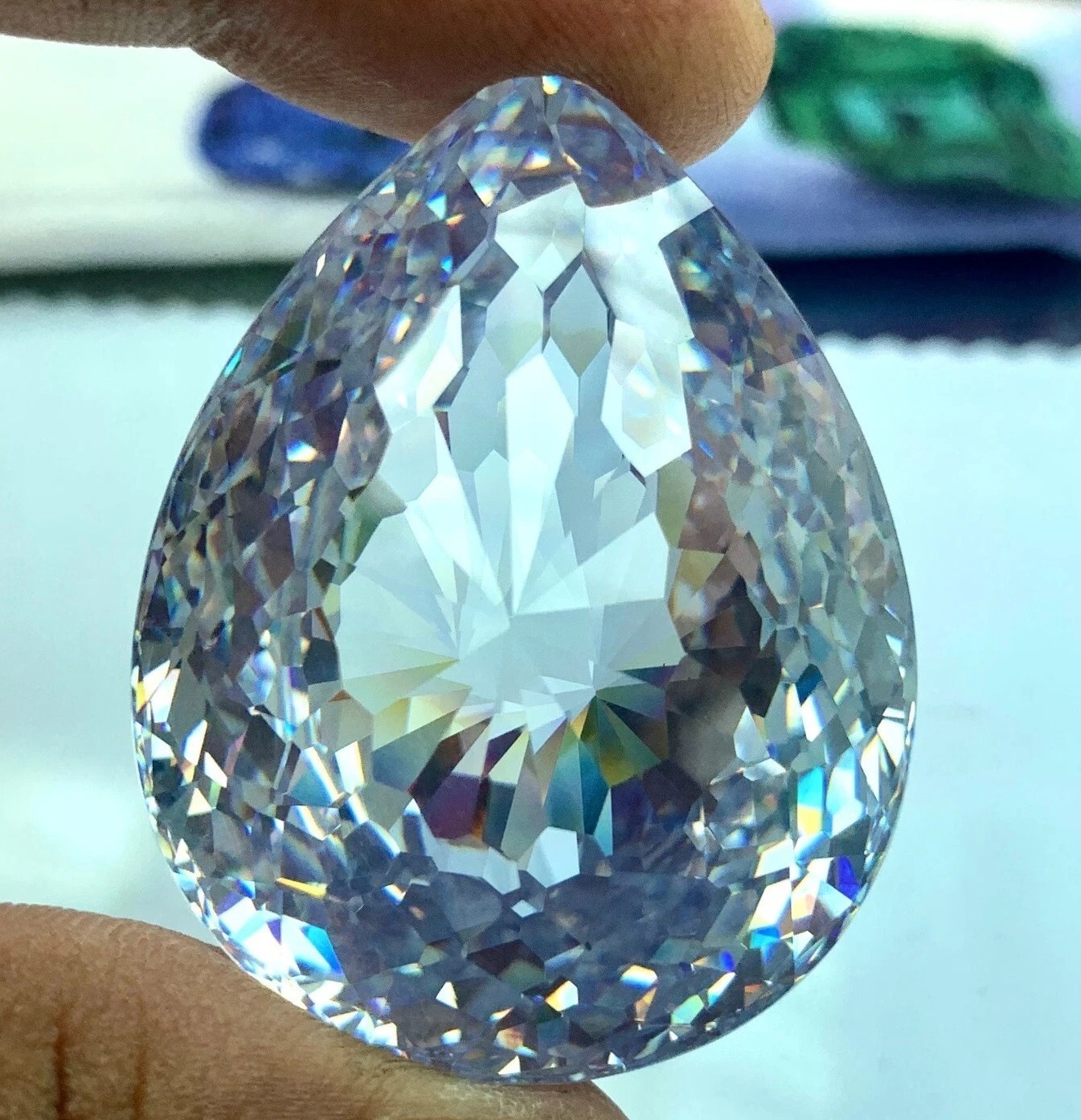 Zirconium cubique poire 322 cts transparent pour création de haute joaillerie