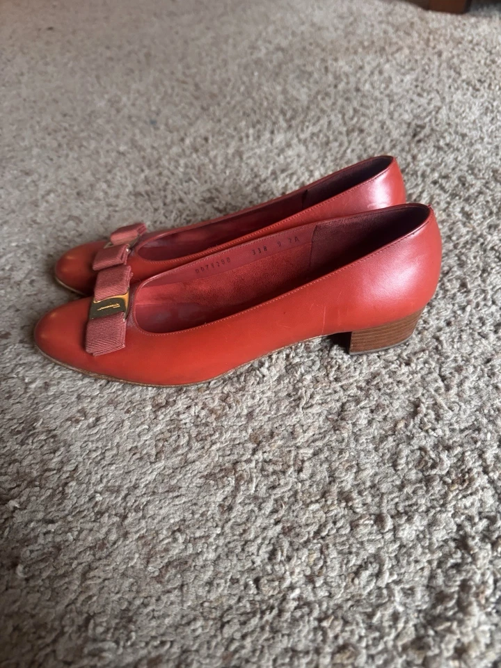 Saltos Salvatore Ferragamo Vara Bow Pumps Couro Vermelho Tamanho 9.5 A Fabricados na Itália - Imagem 2 de 4