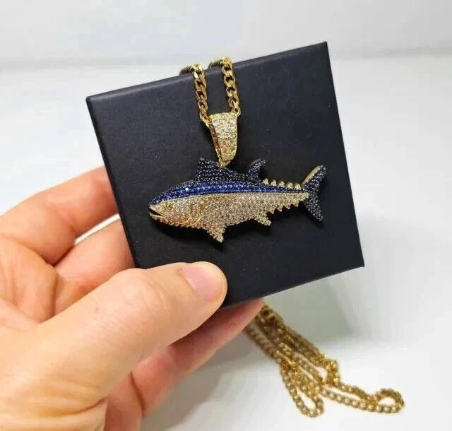 Colgante enchapado en oro amarillo de 14 k con forma de tiburón zafiro azul simulado de corte redondo de 2 quilates Foto 4 de 4