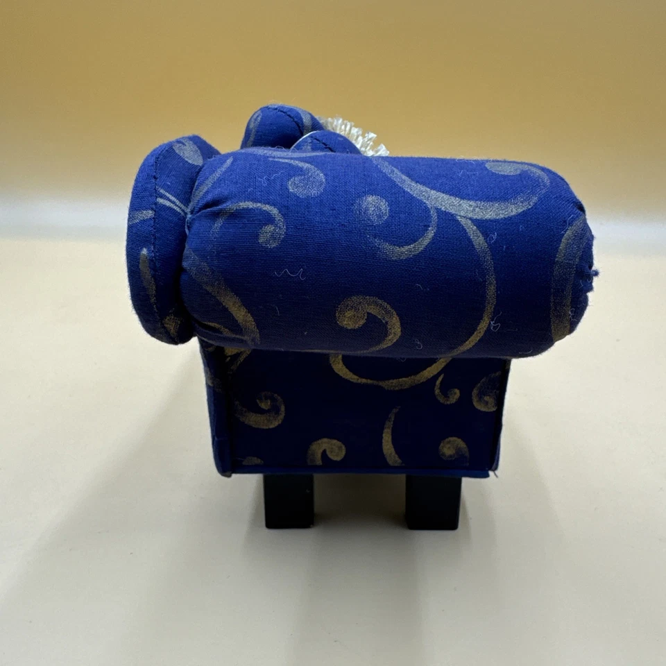 De colección 10” Chaise Lounge Pin Cojín Silla Azul con Pergaminos Dorados con Nociones de Almohada Foto 3 de 4