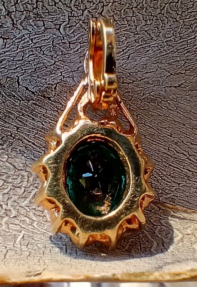 Cristal Esmeralda Corte y Circonita Cúbica Tono Dorado Colgante Bloqueo Clip Trasero Ovalado 1+" L Foto 4 de 4