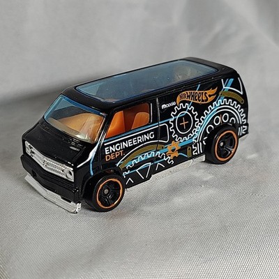 Hot Wheels Custom '77 Dodge Van   Engineering Dept, Design Lab 5-Pack 2023 