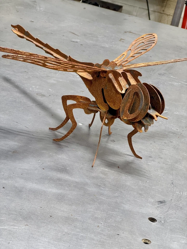 Escultura de libélula de metal hecha a mano - pátina rústica - pieza de arte única en su clase Foto 4 de 4