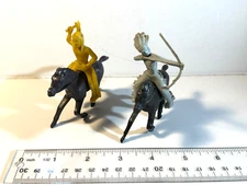 REL 60mm soft plastic pair of Indian warriors on horseback.