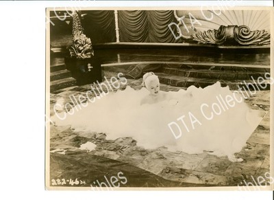 AN ALLIGATOR NAMED DAISY-8X10-PROMO STILL-ROMANCE-DIANA DORS VF/NM
