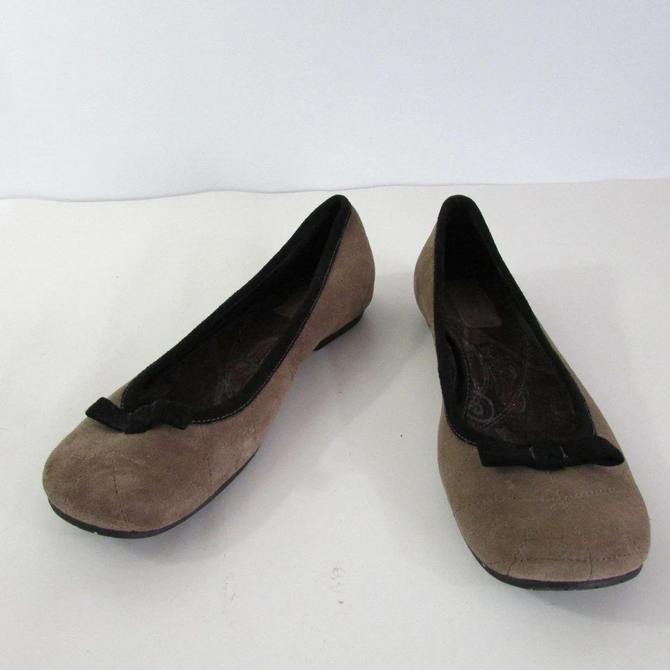 Sapatos baixos Clarks índigo balé acolchoado camurça marrom com acabamento preto arco 6M - Imagem 2 de 4