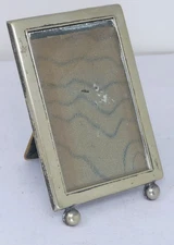 Cornice portafoto rettangolare su piedi a sfera placcata argento cavalletto posteriore regge 90mm x 60mm