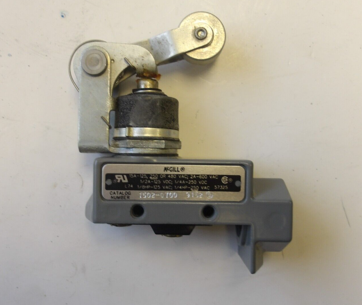 MCGILL P/N 1502-0700 LIMIT SWITCH WITH ROLLER ARM 20A 125/250/480V