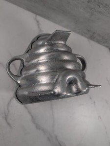Vintage 2001 Martha Stewart Beehive Baking Mold 2 Pcs Cast Aluminum 3D Cake Pan