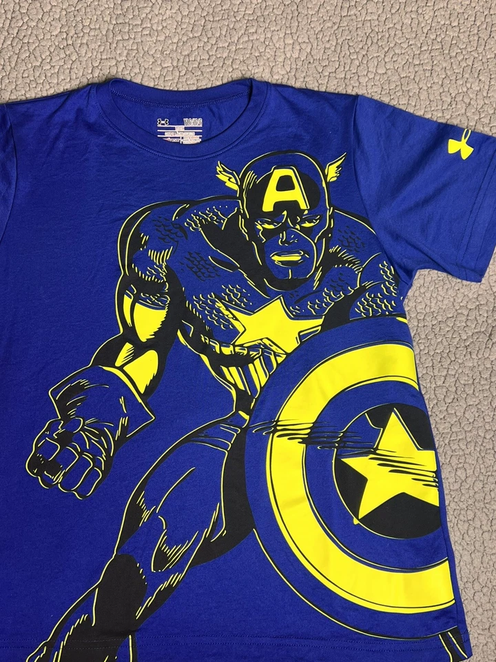 Camiseta Under Armour X Marvel azul y amarilla niños pequeños talla grande  Foto 3 de 4
