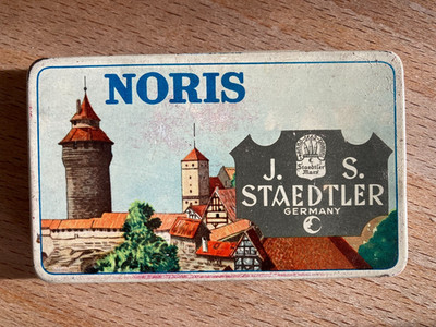 J. S. STAEDTLER NORIS Blechschachtel 30er Jahre- 7 Aquarell-Malkreiden + Halter