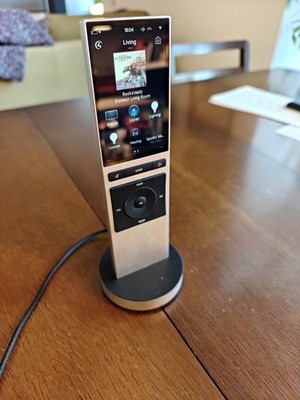 Control 4 Neeo Silber Fernbedienung Wireless Charging mit Standfuß