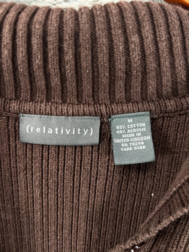 Suéteres medianos Relativity para mujer marrón trozo acanalado cuello botón manga larga Foto 4 de 4