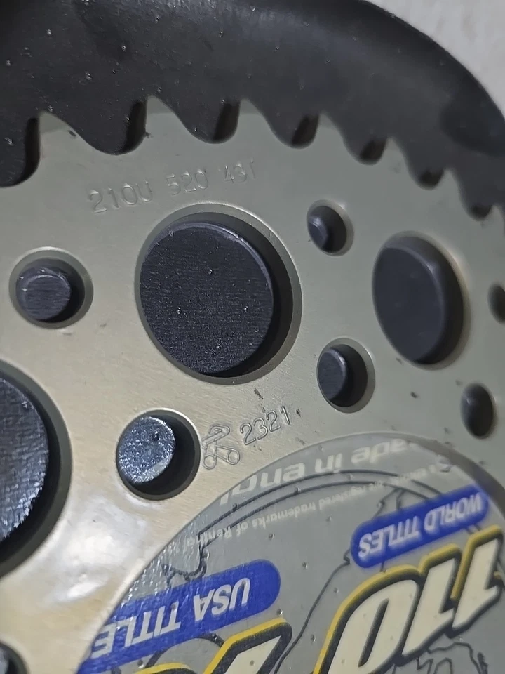 Piñón trasero ultraligero Renthal 520 210U-520-43P-HA 43 dientes se adapta a R1 R6 Foto 3 de 4