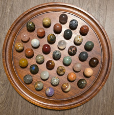 Solitär - Spiel Brett aus Hartholz Durchmesser 50cm. inklusiv 37 Halbedelsteinen