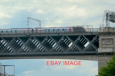 FOTO EIN LANGLAUFZUG ''VOYAGER'' NÄHERT SICH NEWCASTLE AUS DEM SÜDEN, WIE ER