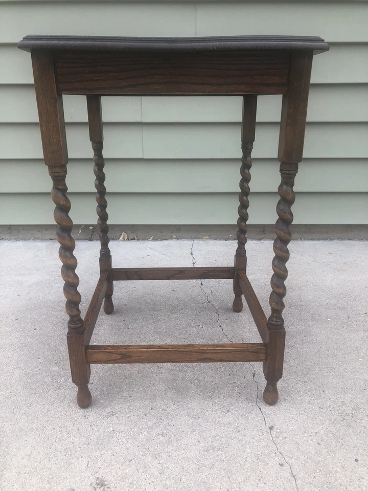 Antigua mesa auxiliar de lámpara giratoria de cebada de roble inglés Foto 2 de 4