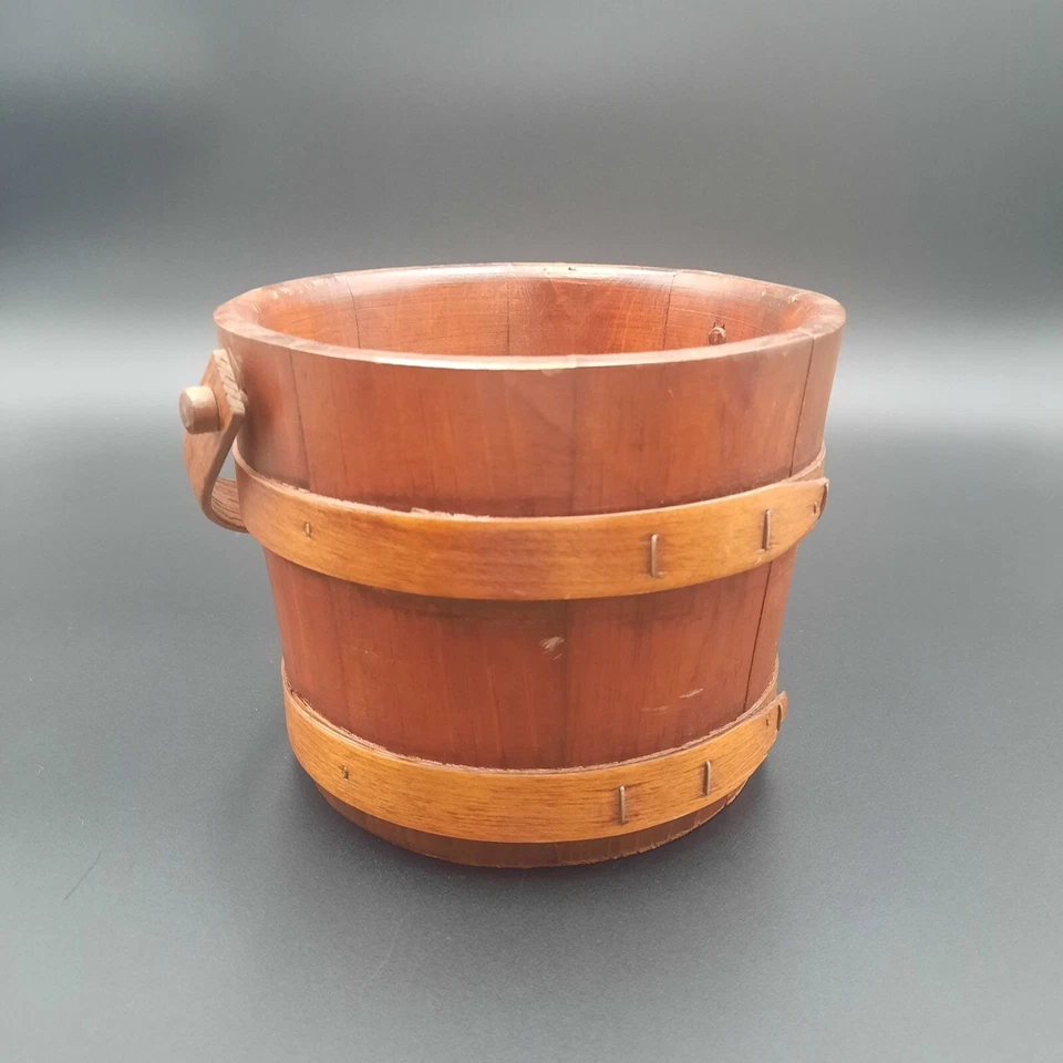 Antiguo cubo de hielo primitivo de madera de abeto y vidrio con pinzas Foto 2 de 4