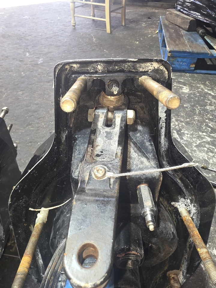 Piezas y accesorios marinos nuevos y usados Mercruiser Bravo Bell carcasa. Foto 3 de 4