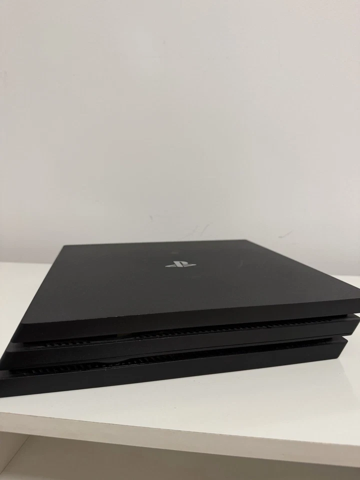 Sony PlayStation 4 Pro, Foto 2 von 3