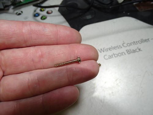 Nintendo GameCube DOL-101 and DOL-001- (4)-Long Bottom Game Bit Screws X 2-Good - Picture 11 of 12