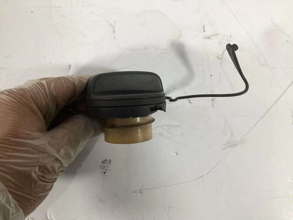 Tapa de llenado del tanque de gasolina Toyota Sienna 2011-2014 77300-06040 OEM. Foto 2 de 4