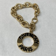 Vintage Givenchy goldfarbenes Kettenarmband mit großem Givenchy Paris Anhänger