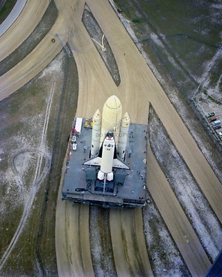 SPACE SHUTTLE COLUMBIA (STS-1) TAKES MAIDEN VOYAGE TO PAD - 8X10 PHOTO (EP-409)