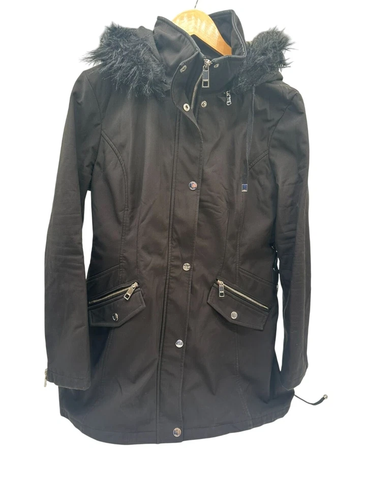 Parka larga con capucha de piel sintética negra Guess para mujer (XL) con cremallera y cierres a presión Foto 2 de 4
