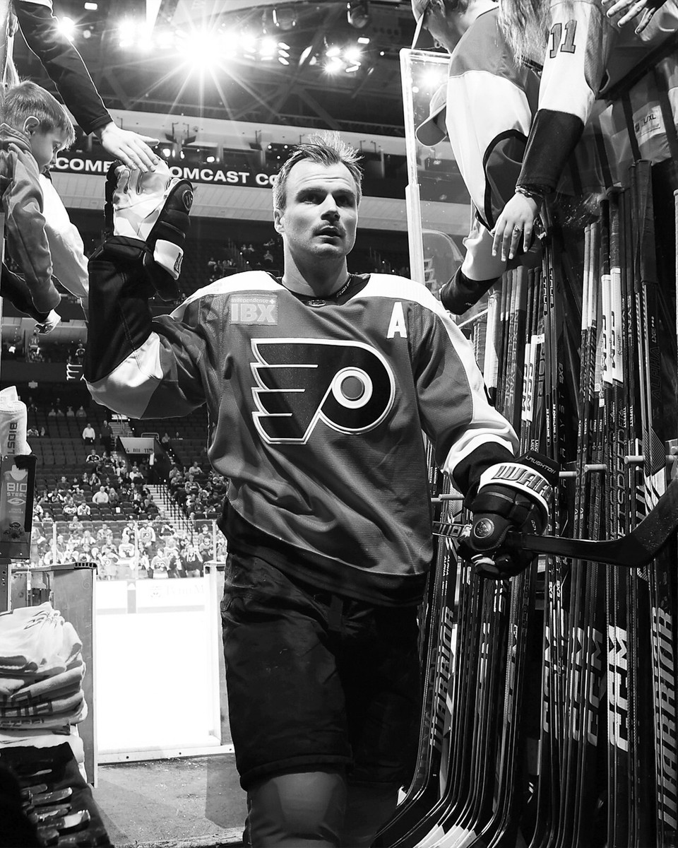 Scott Laughton Walking Down Tunnel Philadelphia Flyers 8x10 NHL