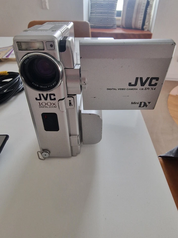 Videocamera digitale JVC GR-DVX4E Mini DV con accessori - Immagine 2 di 4