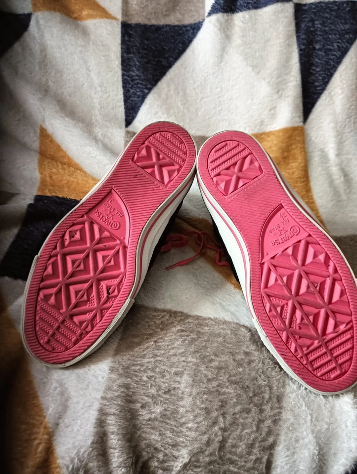Converse vellutate nere e rosa con pelliccia. Taglia 3 1 2. Ottime condizioni