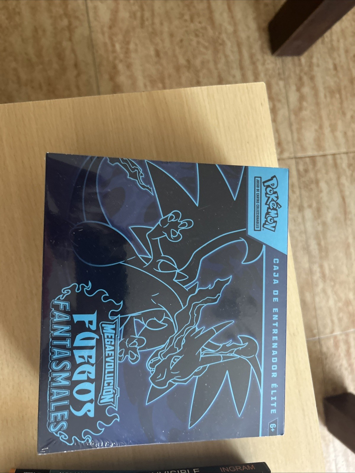 Caja Entrenador Élite Fuegos Fantasmales ETB Mega-Charizard X ex Pokémon Español