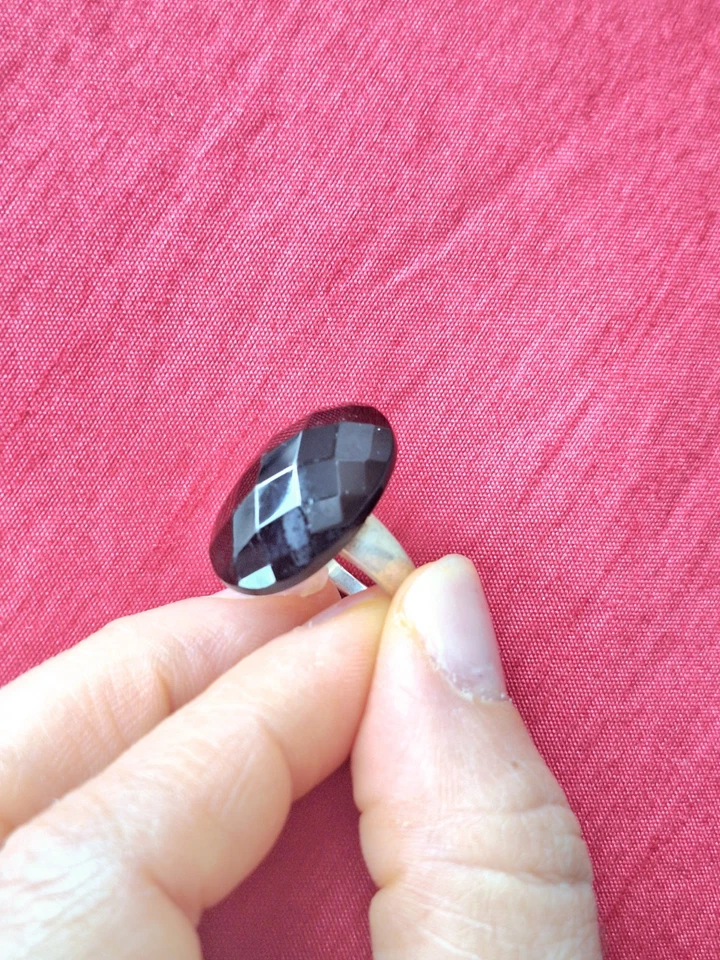 Anillo de plata de ley con piedra negra Foto 2 de 4
