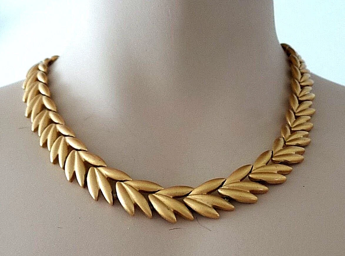 VINTAGE TRIFARI HEAVY GOLD PLATED LEAF PATTERN NECKLACE WITH