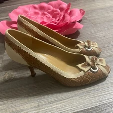 STUART WEITZMAN 9.5M Leather/Fab. VALLEYGAL Pumps Peep Toe Bow Tan Caiman Croco