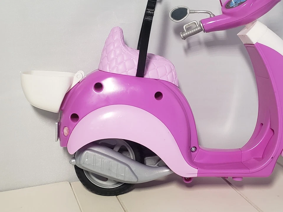 Barbie Scooter Ciclomotor Vespa Mattel 2011 12" púrpura rosa cinturón de seguridad sin soporte Foto 3 de 4