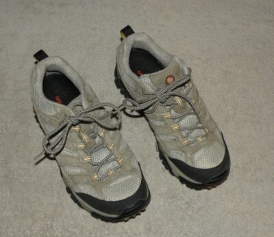 Merrell 2093844 Women s Size 8.5 Hiking Sneaker Shoe Taupe Vibram Soles