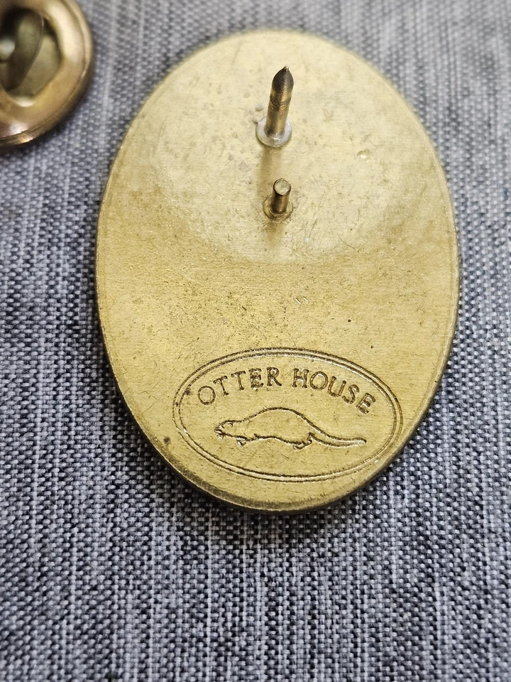 Otter House Dachshund Dog Lapel Pin Tie Tack Oval Gold Tone Domed Image Brooch - Image 3 of 4