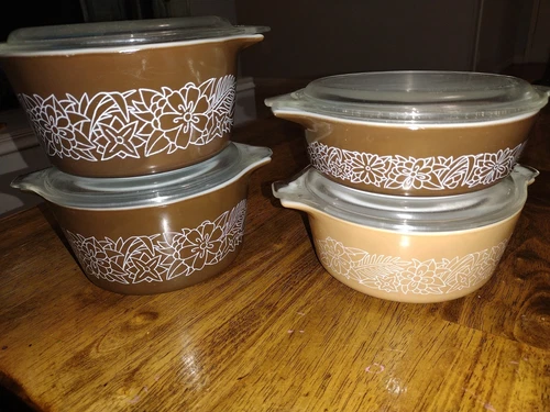 4 VINTAGE PYREX WOODLAND BROWN & TAN CASSEROLE DISHES W/ LIDS Excellent