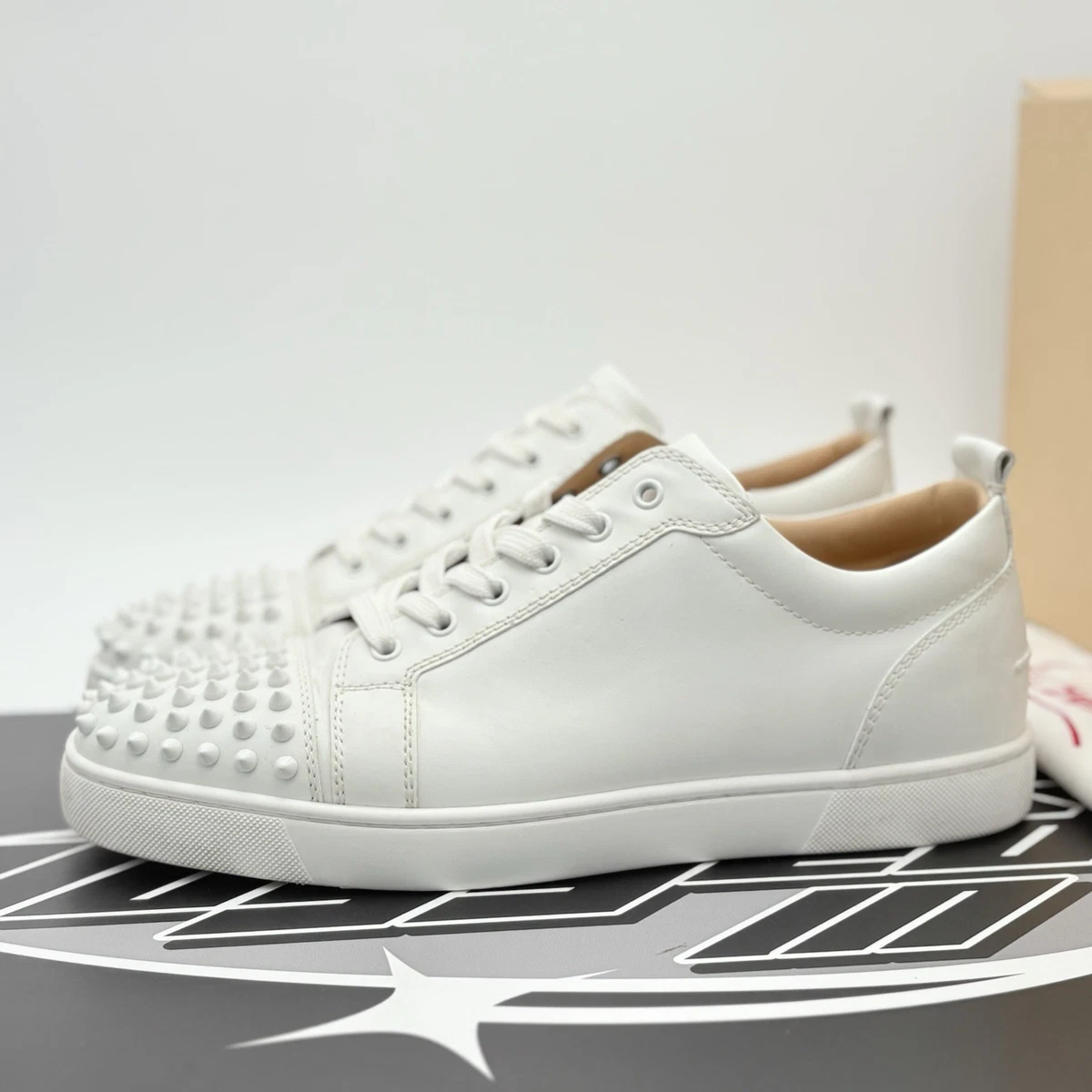 靴 Christian Louboutin White Christian Louboutin Christian Louboutin Louis Junior Spikes Flat