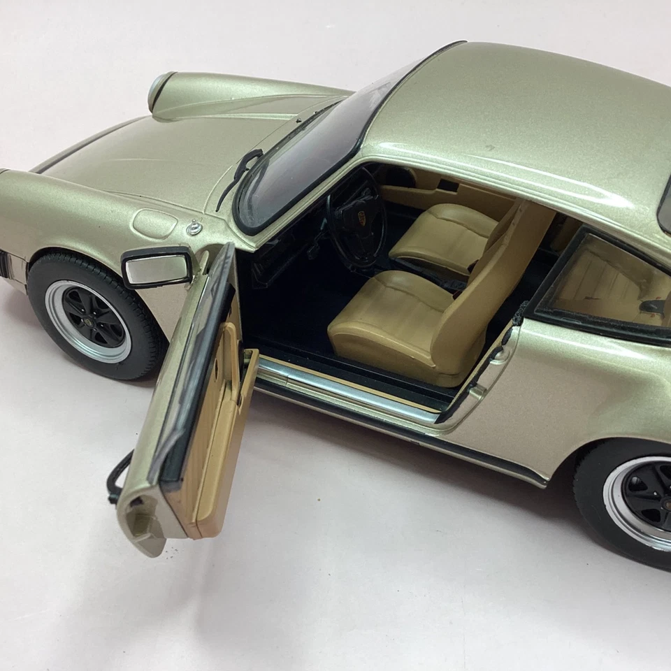 Solido 1:18 Porsche 911(930) Gold Diecast Model Car (8D) MO#8760 - Image 3 of 4